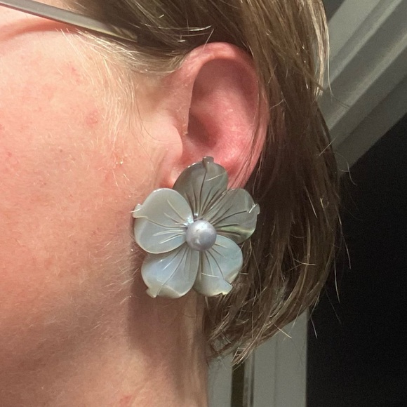 Carved Black Lip Hibiscus Jackets & Pearl Earrings Set - Picture 13 of 14